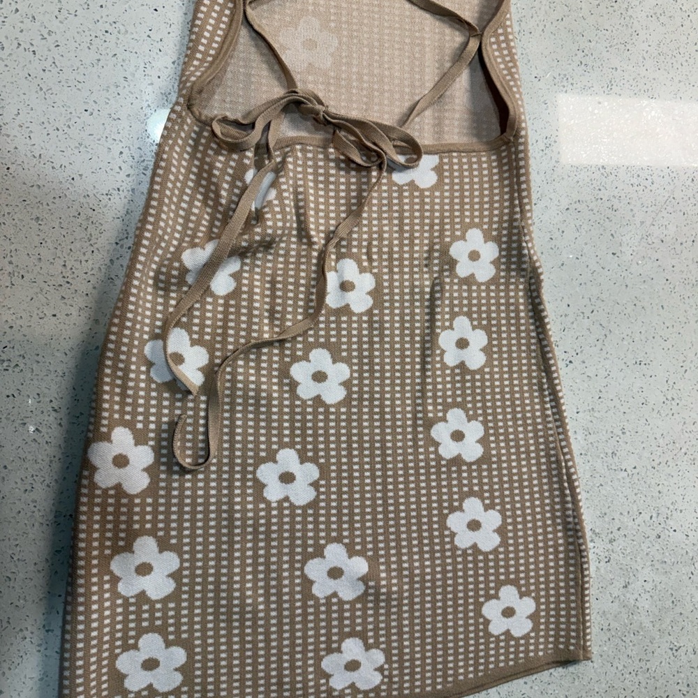 Elegant Backless Tan Floral Dress - Picture 4 of 5